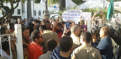 manifestantes-protestam-contra-o-projeto-e-tentam-entrar-na-assembleia-apos-a-transmissao-da-sessao-ser-suspensa-1461705066064_615x300