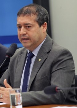 deputado-federal-ronaldo-nogueira-ptb-rs-atualmente-ministro-do-trabalho-do-governo-temer-1463769457730_300x420