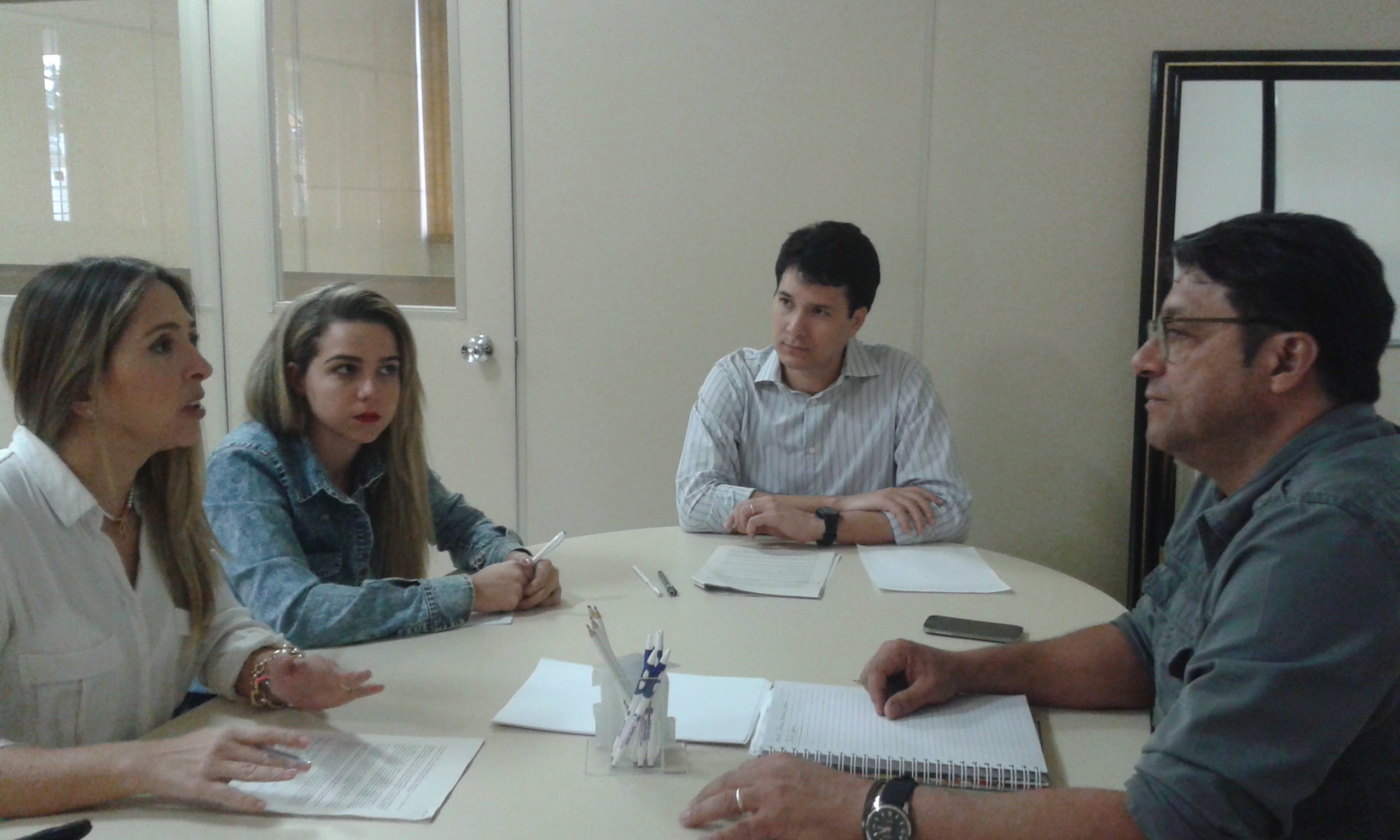 Presidente do Sinpro Goiás e vereadora Tatiana Lemos discutem educação