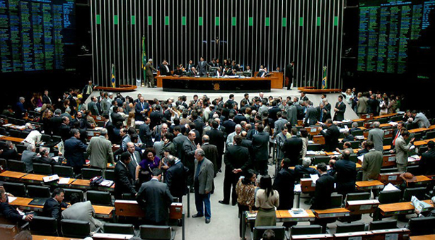 O golpe dentro do golpe: Câmara aprova PEC do desmonte do Estado brasileiro