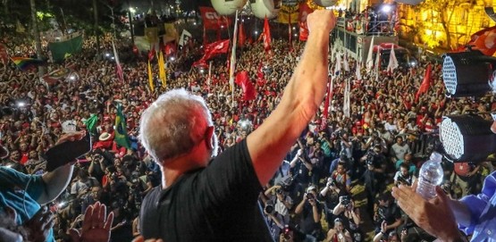 Sem provas, Lula é condenado e tem pena aumentada. Luta pela democracia continua!